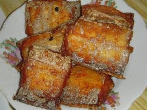 鱼肉两面都煎至金黄色时即熟，装盘趁热吃，口感香酥，味道鲜美