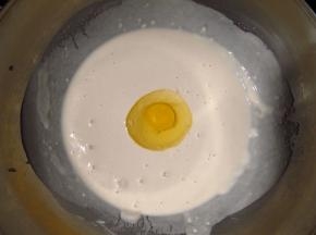 鸡蛋打散，加入适量面粉搅拌成面糊