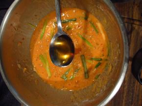 加入切好的泡菜丝、葱花和适量泡菜汤，搅拌成半流质的液体