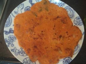 平底锅烧热，倒入少许食用油，加热后倒入面糊，摊成面饼，煎熟至两面金黄即可