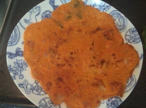 平底锅烧热，倒入少许食用油，加热后倒入面糊，摊成面饼，煎熟至两面金黄即可