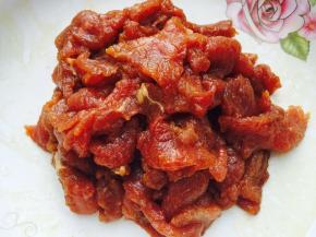 牛肉洗干净后切成薄片，加入适量的淀粉、料酒、盐、生抽、花椒油、蚝油，搅拌均匀，腌制20分钟左右；酸笋洗净沥干备用