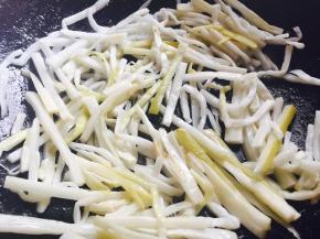 放入酸笋和适量的辣椒油翻炒