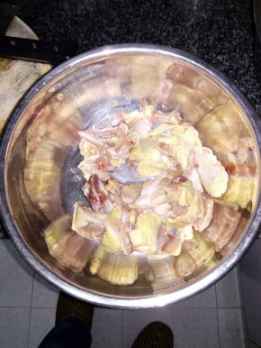 柴鸡肉洗净，沥干水分备用