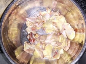 柴鸡肉洗净，沥干水分备用