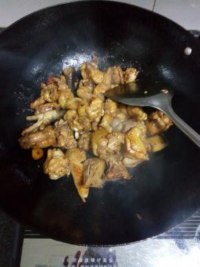 锅中热油，把鸡肉和姜片倒入锅中煸炒，炒熟后加水煮开