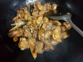 锅中热油，把鸡肉和姜片倒入锅中煸炒，炒熟后加水煮开