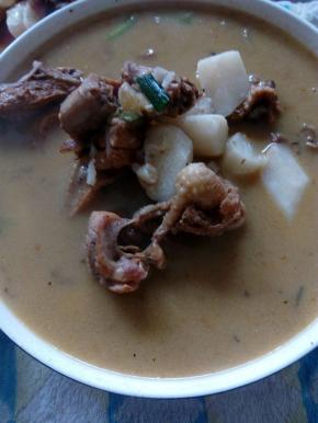 煮开后放上切块的山药，放入适量的食盐，调味，煮熟出锅前撒上葱段即可