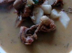 煮开后放上切块的山药，放入适量的食盐，调味，煮熟出锅前撒上葱段即可