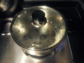 锅中加入适量的清水，加盖煮开