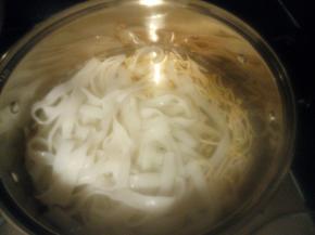 水开后把洗好的豆芽和河粉放入锅中，加盖煮熟