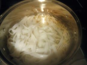 水开后把洗好的豆芽和河粉放入锅中，加盖煮熟
