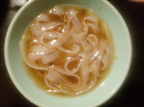 煮熟后捞出，根据个人的口味放上适量的酱油和盐，清淡低脂，汤鲜可口