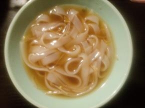 煮熟后捞出，根据个人的口味放上适量的酱油和盐，清淡低脂，汤鲜可口