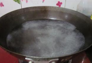 锅中清水煮沸