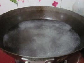 锅中清水煮沸