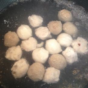 将鱼丸放入沸水中，煮至浮起后关火