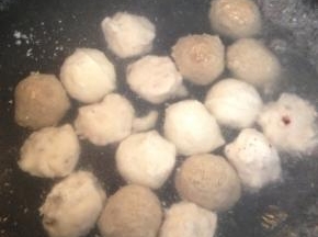将鱼丸放入沸水中，煮至浮起后关火