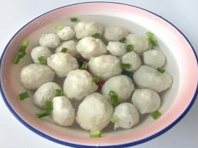 撒上葱花，淋上调味料即可