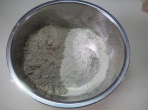 把荞麦和面粉放入盆里，撒上少许白糖