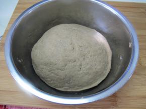 荞麦和面粉中淋上酵母水，揉成面团，发酵1-2小时