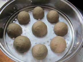 发好的面团挤出内里的空气，将面团分成一个个均等的小面团，放在蒸锅中发酵40分钟