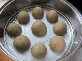 发好的面团挤出内里的空气，将面团分成一个个均等的小面团，放在蒸锅中发酵40分钟