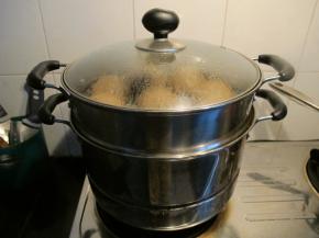 发好后中火蒸35分钟，关火后等3-5分钟开盖出锅