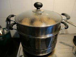 发好后中火蒸35分钟，关火后等3-5分钟开盖出锅