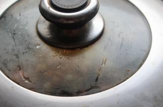 蒸锅中注入适量的清水，水沸腾后放上处理好的鱼，入锅蒸6-8分钟