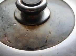 蒸锅中注入适量的清水，水沸腾后放上处理好的鱼，入锅蒸6-8分钟