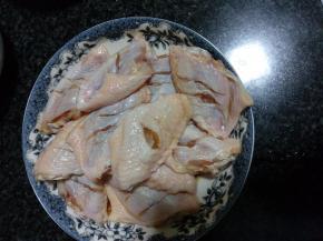 鸡翅洗净用刀划小口