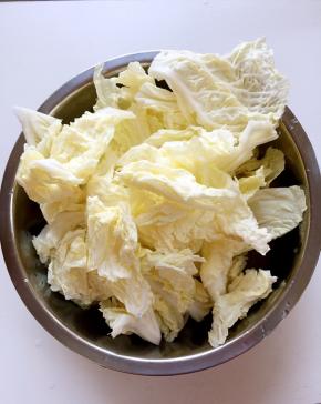 羊肉片拿出来解冻，白菜洗净切成片状