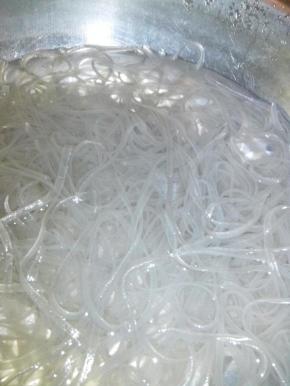 粉丝用温水泡软