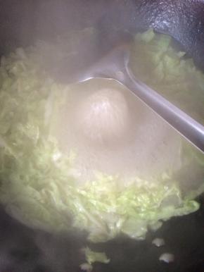 水开之后放入白菜片，煮至沸腾