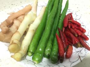 仔姜和各种辣椒洗净备好