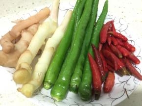 仔姜和各种辣椒洗净备好