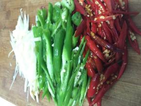 将仔姜和辣椒等配料切丝备用