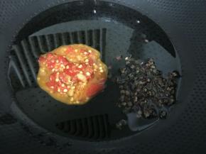 锅内放油，油热之后放入花椒和泡椒小火煸炒出香味