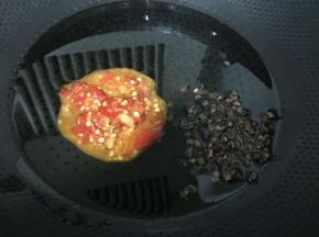 锅内放油，油热之后放入花椒和泡椒小火煸炒出香味