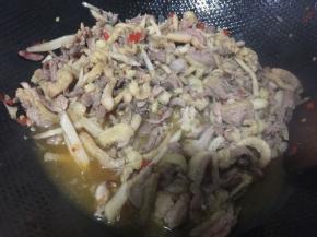 倒入鸭肉，料酒和生抽，翻炒至变色