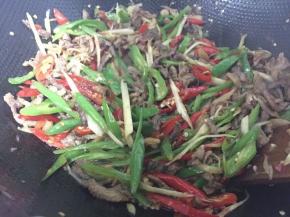 放入青椒丝，加入盐调味