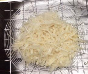 金针菇焯水，捞出沥干水分