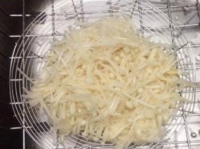 金针菇焯水，捞出沥干水分