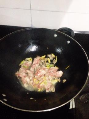 放入羊肉片，倒入料酒，生抽，快速翻炒至变色