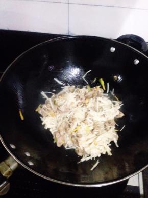 倒入金针菇，加盐和鸡精调味，炒2分钟就可以出锅