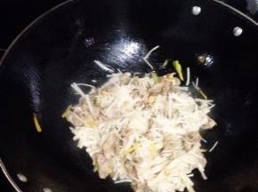 倒入金针菇，加盐和鸡精调味，炒2分钟就可以出锅