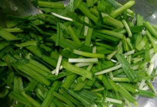 将韭菜摘洗干净，切成小段