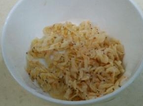 虾皮冲洗干净之后控干水分