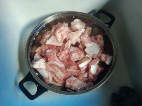 羊肉切块泡在水中，泡出血水洗净